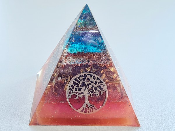 Orgonite pyramide arbre de vie argenté, bleu rosé